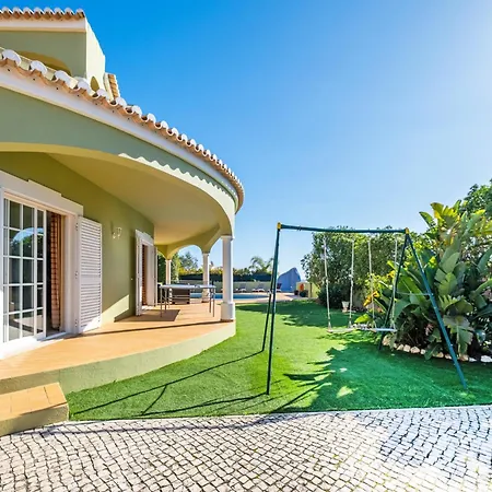 Villa For 9 People With Garden *