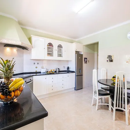 Villa Villa For 9 People With Garden
