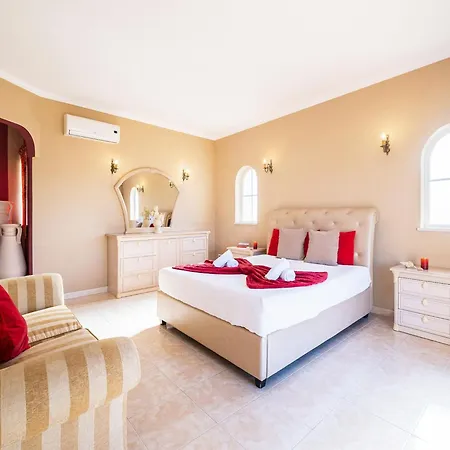 Villa Villa For 9 People With Garden