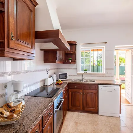 Villa Villa For 9 People With Garden