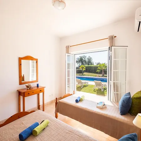 Villa For 9 People With Garden