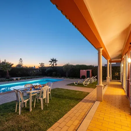 Villa Villa For 9 People With Garden