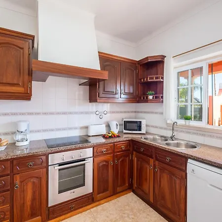 Villa For 9 People With Garden *