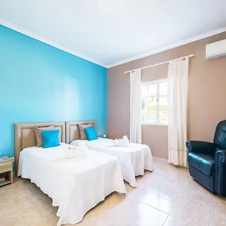Villa For 9 People With Garden וילה *