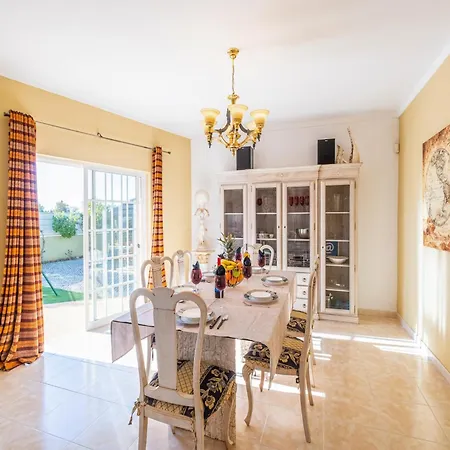 Villa For 9 People With Garden קארבואירו