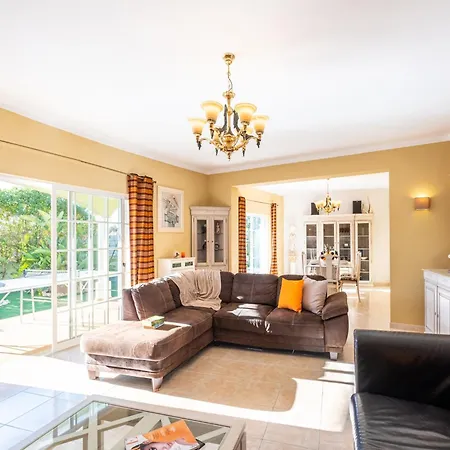Villa For 9 People With Garden