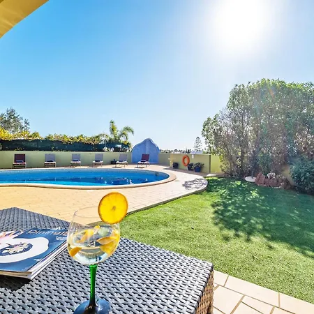Villa For 9 People With Garden
