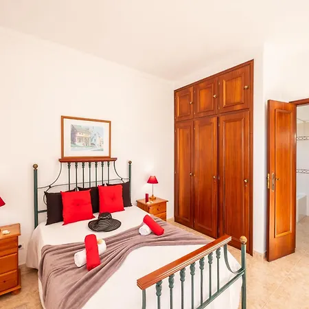 Villa For 9 People With Garden וילה *