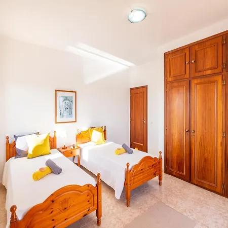Villa For 9 People With Garden וילה