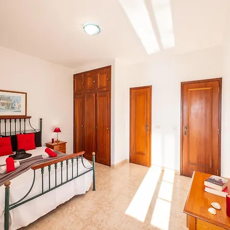 Villa For 9 People With Garden *