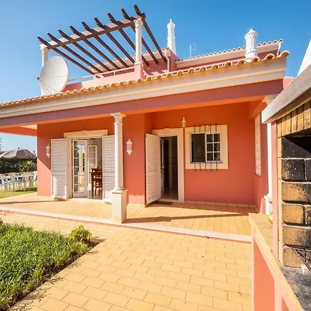 Villa For 9 People With Garden וילה